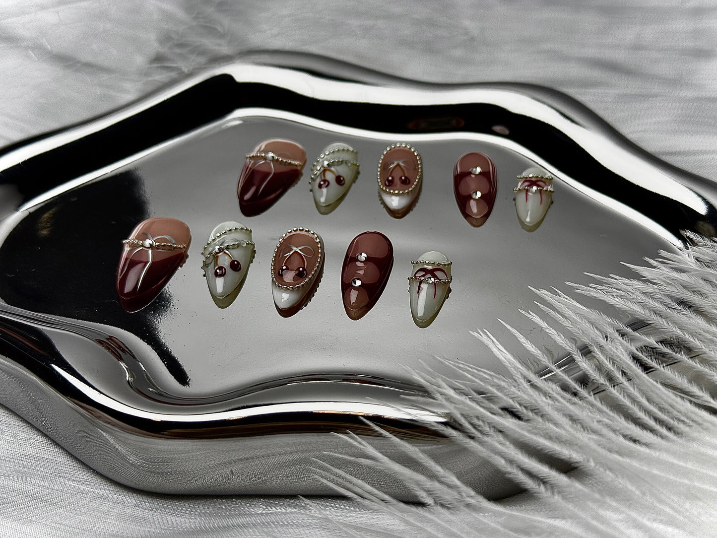 Hand-painted bow nail wraps ā 100% handmade, elegant and classy press-on nails.