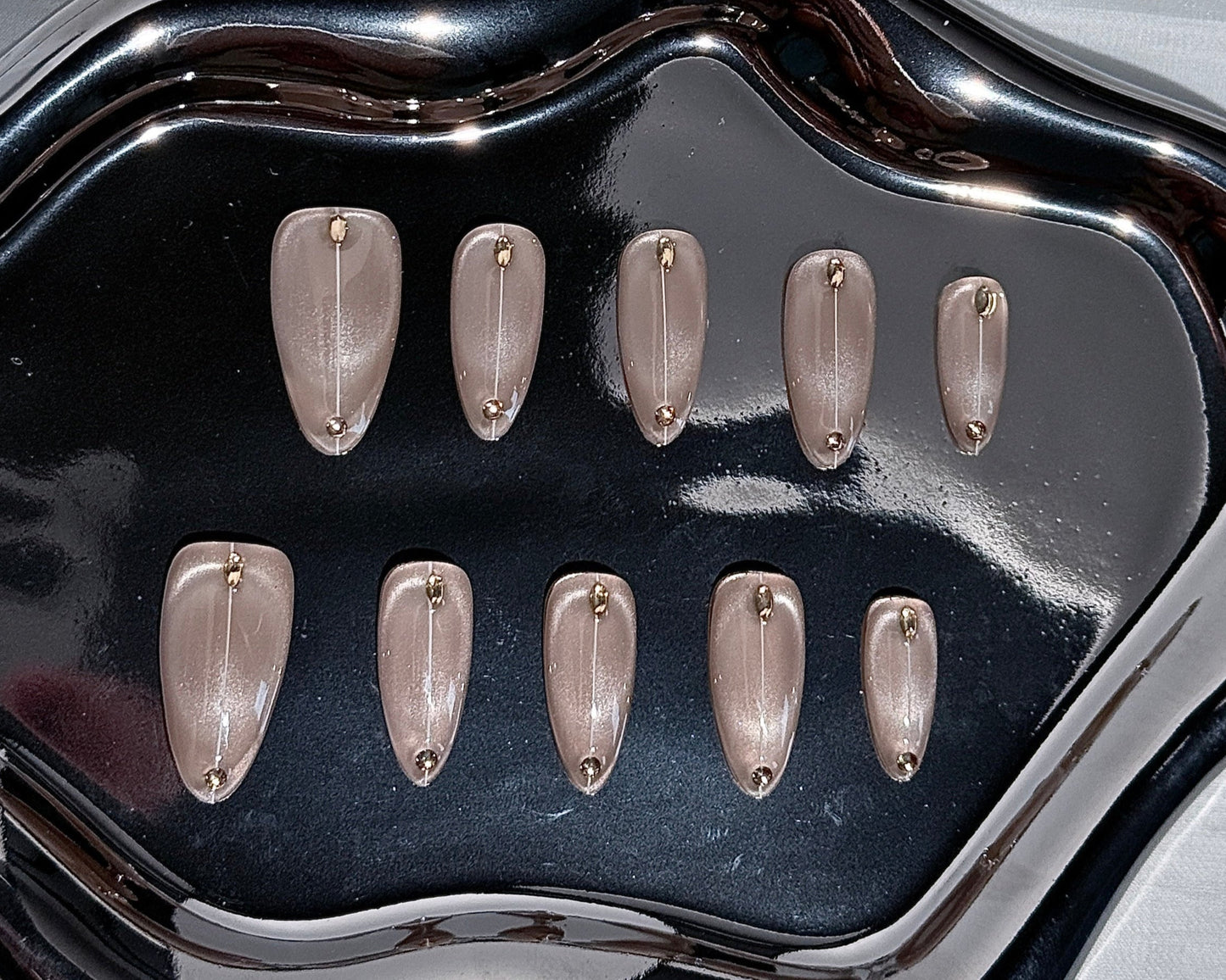 Wide Cat Eye Nude Almond Press-On Nails | Glossy Natural Glow – Minimalist & Reusable