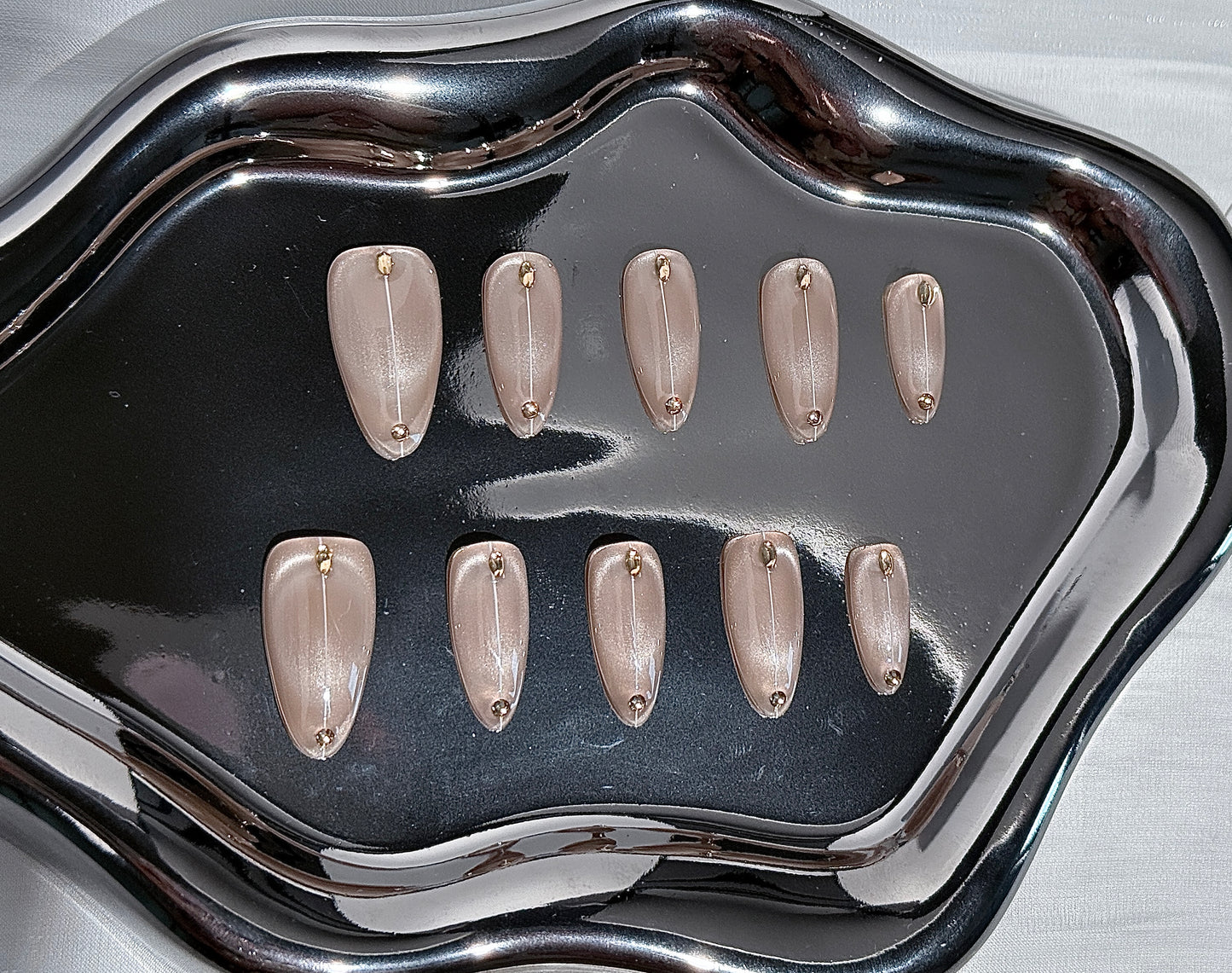 Wide Cat Eye Nude Almond Press-On Nails | Glossy Natural Glow – Minimalist & Reusable
